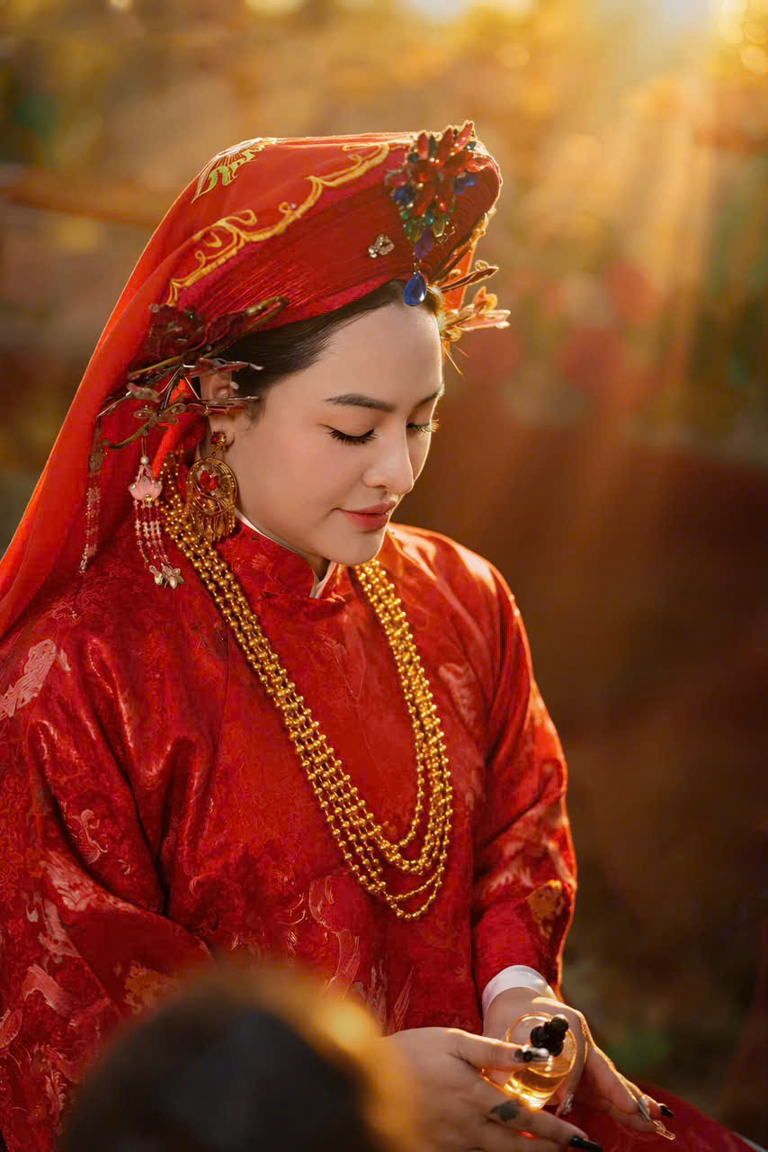 Đồng thầy Huyền Bảo trong trang phục đỏ — ảnh nguyên bản